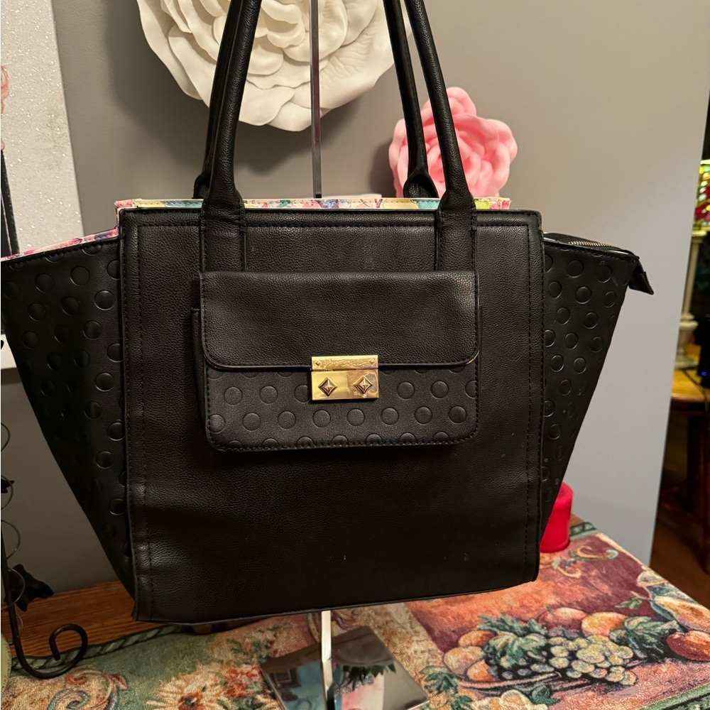 Betsey Johnson Women's XO Priya
Black Large Satchel EUC